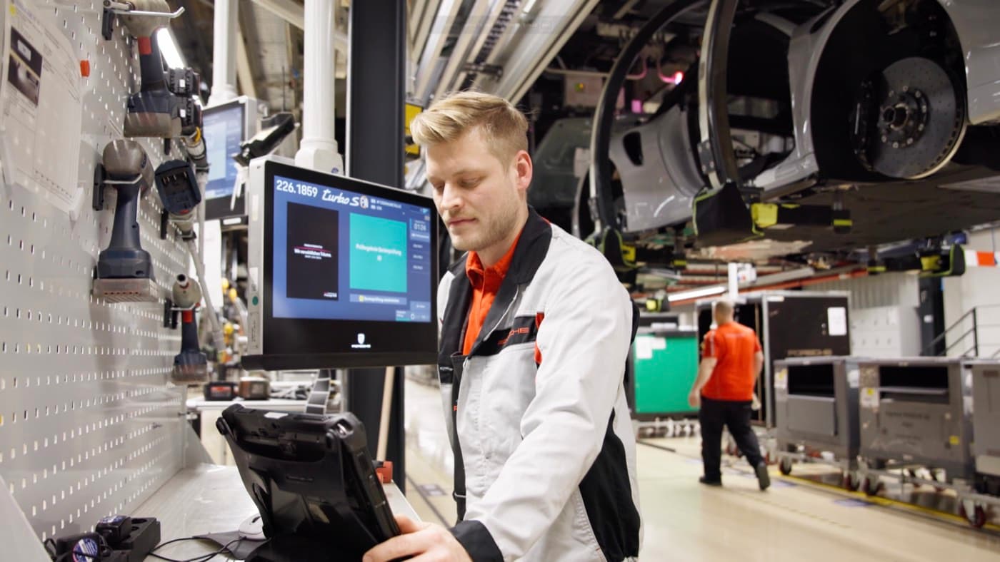 Shopfloor workstation display showing a machine alarm during AI-assisted troubleshooting