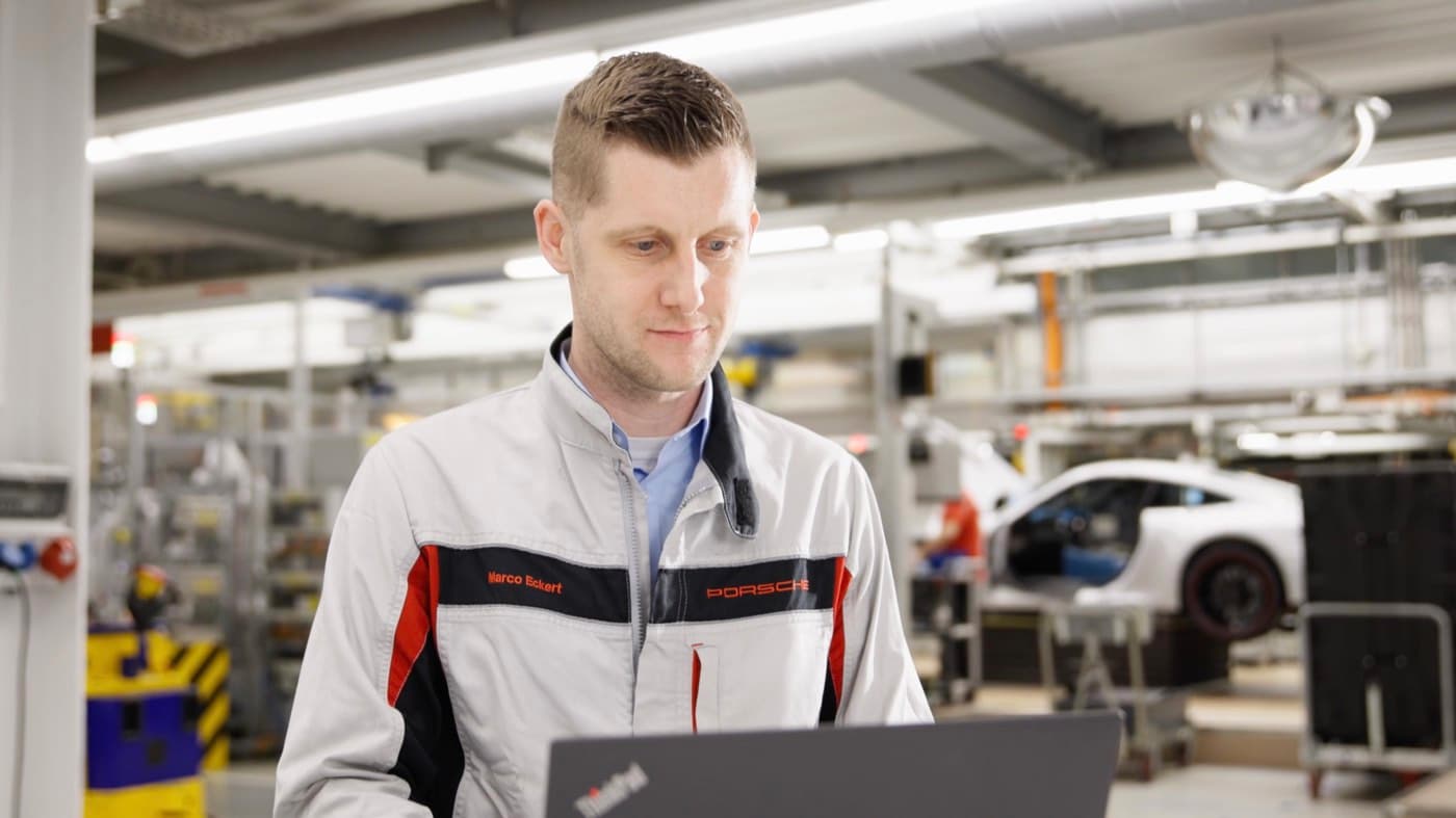 Porsche shopfloor team member configuring a digital workflow on a laptop