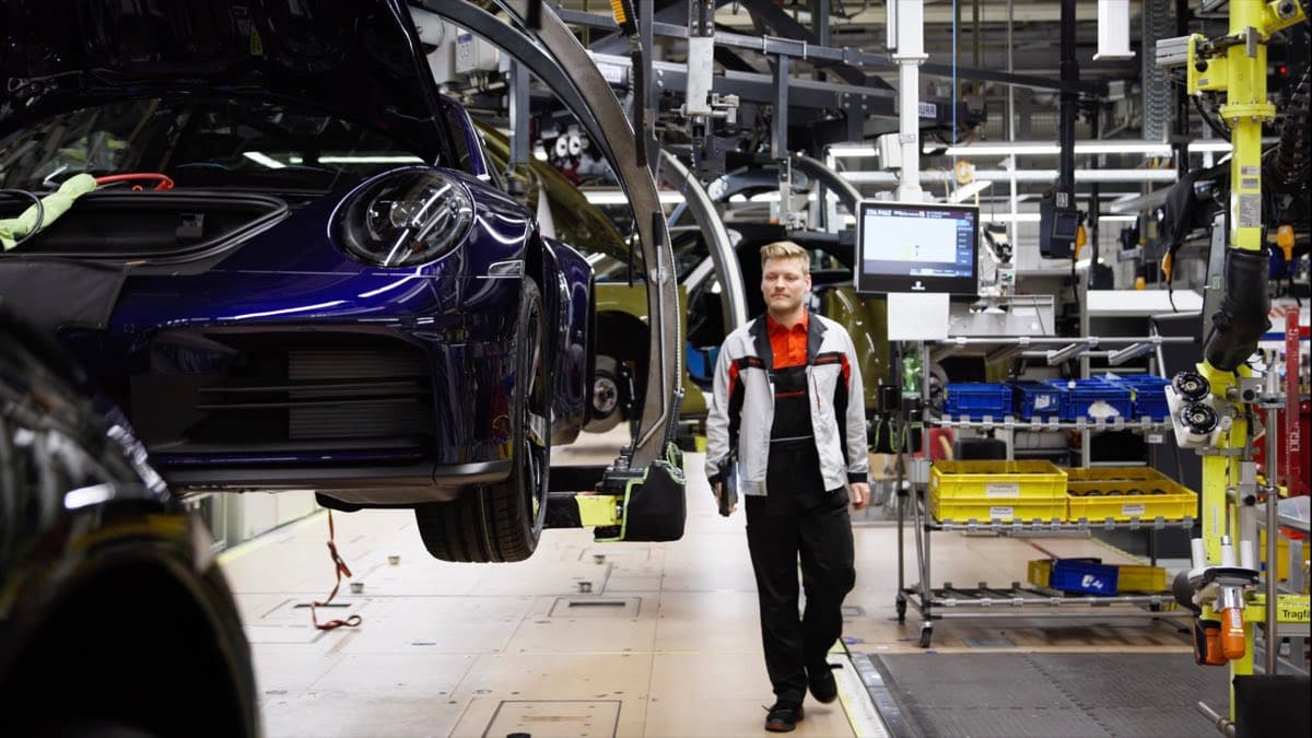 Bediener dokumentiert einen Produktfehler an der Montagestation für eine vollständige Dispositionsaufzeichnung