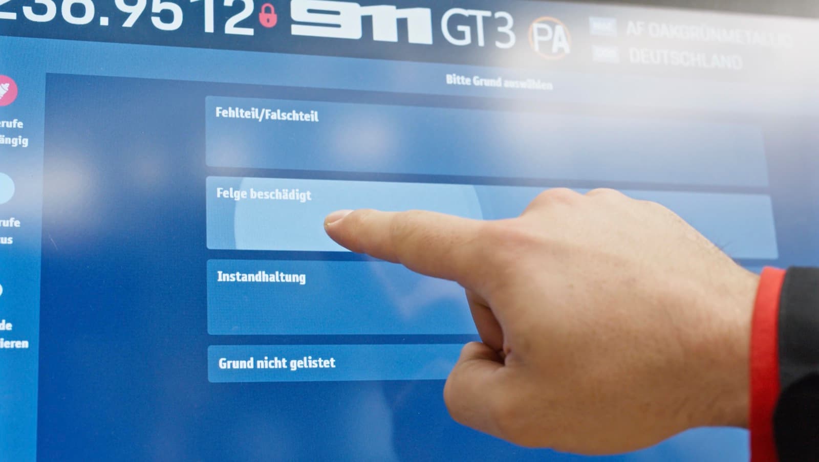 Porsche-Linienmitarbeiter dokumentiert eine digitale Abweichung auf einem Tablet an der Station.