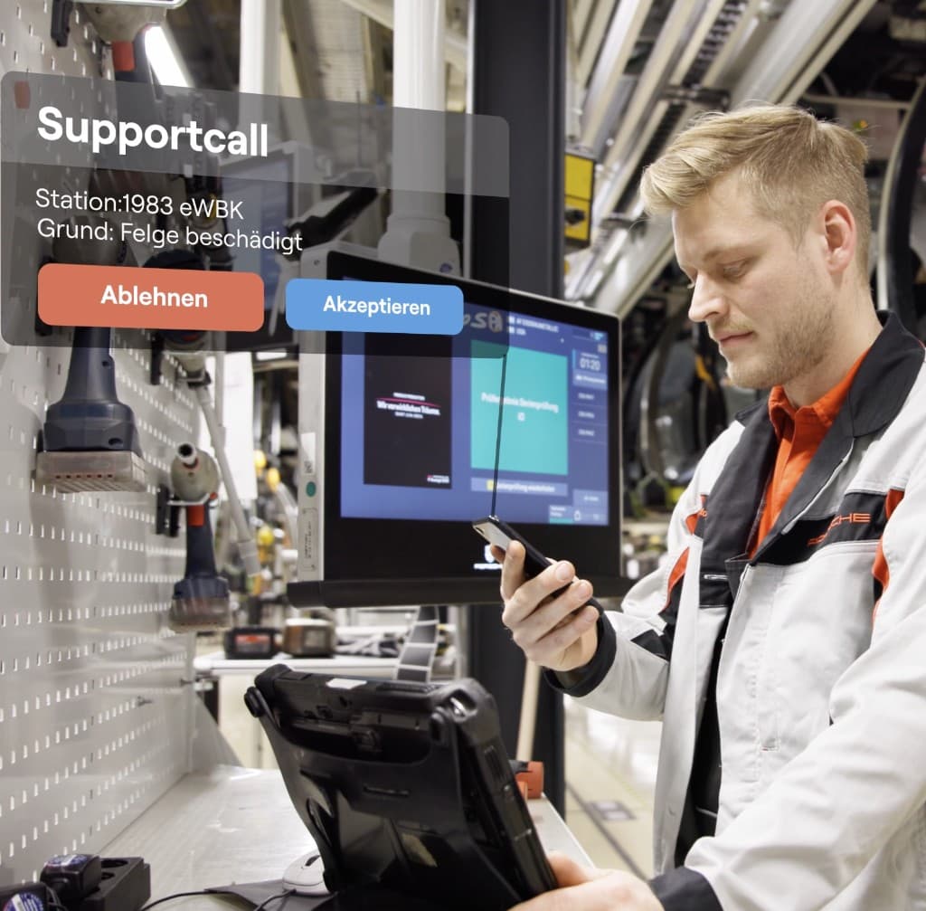 Shop floor worker using Workerbase support call workflow on smartphone in live production