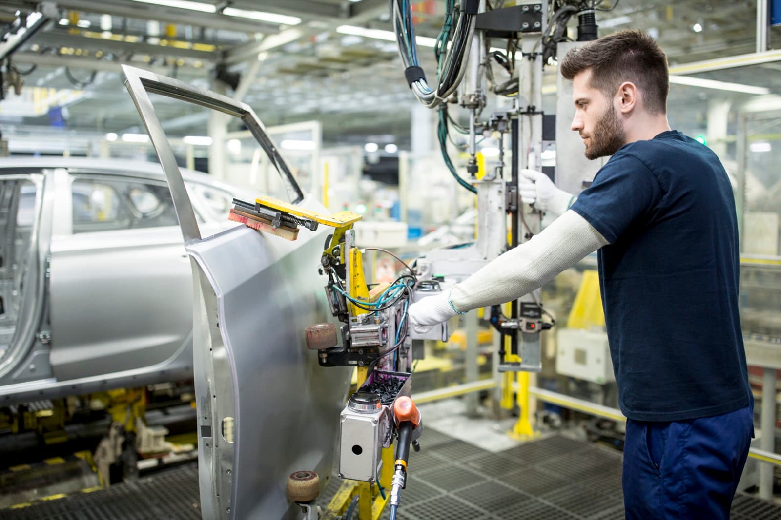 Mitarbeiter in moderner Automobilfabrik mit Connected Worker Plattform