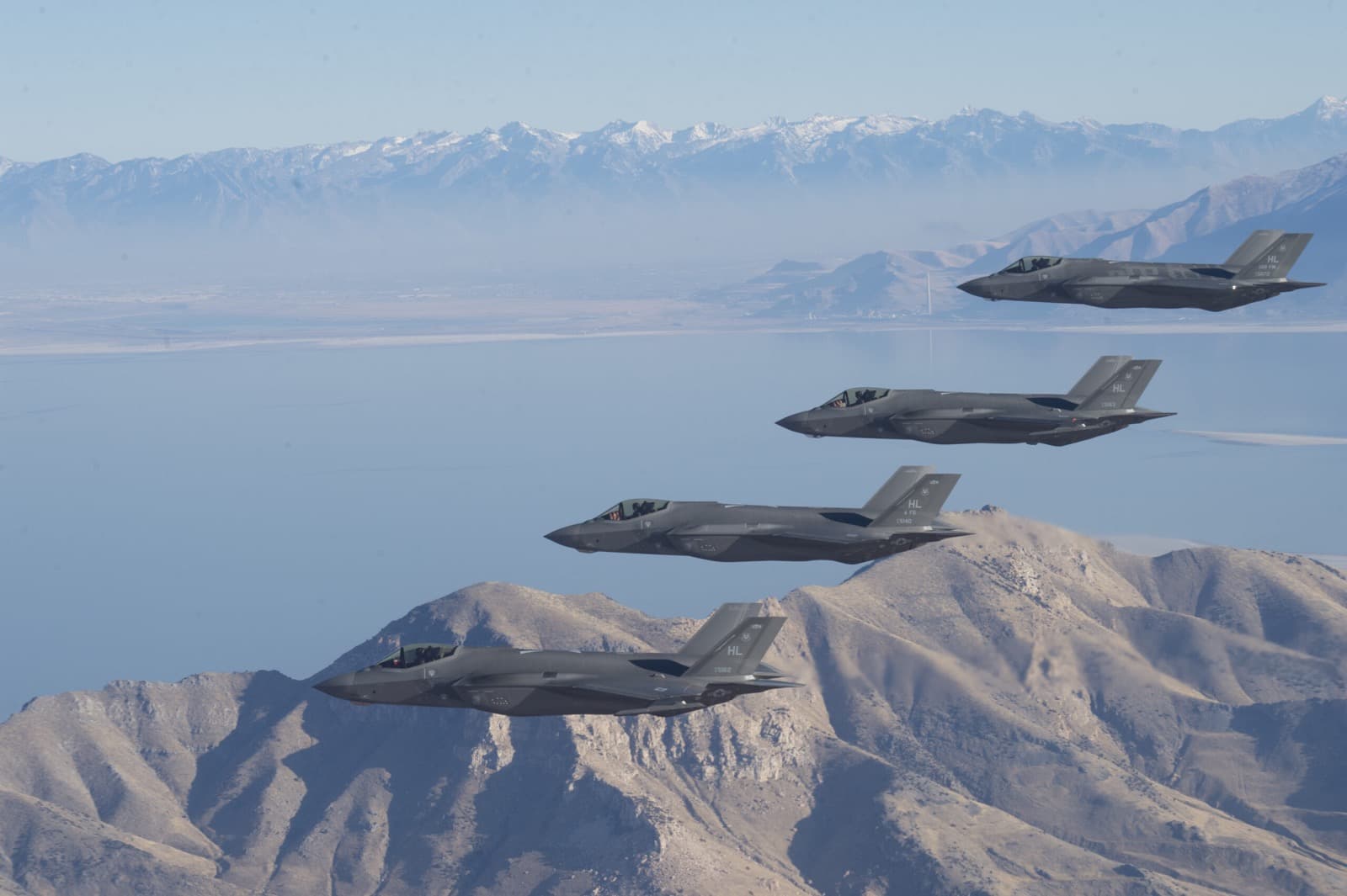 Kampfjets fliegen in Formation über Berge