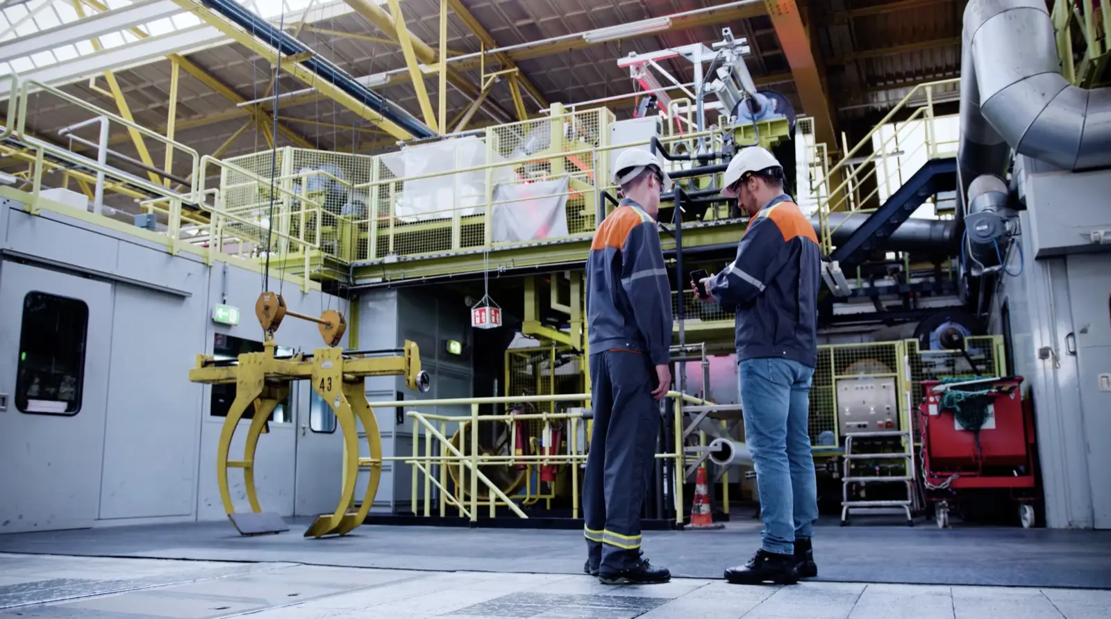 Worker in metal processing plant using Workerbase connected worker platform