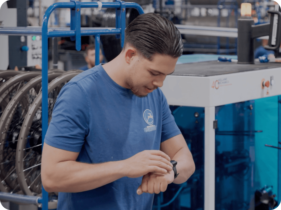 Smartwatch Zweck und Funktion -- am Handgelenk während der Fabrikarbeit