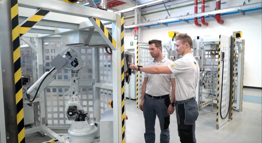 Techniker bedienen einen Industrieroboter in der Produktion