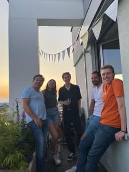 Team-Treffen auf dem Balkon