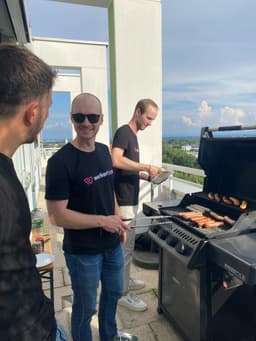 Team-Grillen auf der Terrasse