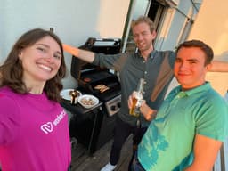Team-Grillen auf der Dachterrasse