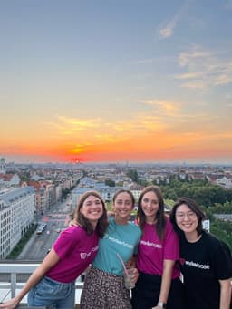 Workerbase-Team beim Sonnenuntergang auf der Dachterrasse